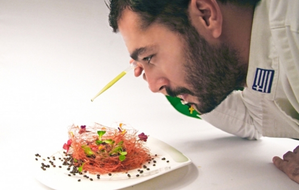 o Chef &Kappa;&upsilon;&rho;&iota;ά&kappa;&omicron;&sigmaf; &Mu;&epsilon;&lambda;ά&sigmaf; &epsilon;&kappa;&pi;&rho;&omicron;&sigma;&omega;&pi;&epsilon;ί &tau;&eta;&nu; &epsilon;&lambda;&lambda;&eta;&nu;&iota;&kappa;ή &Gamma;&alpha;&sigma;&tau;&rho;&omicron;&nu;&omicron;&mu;ί&alpha;