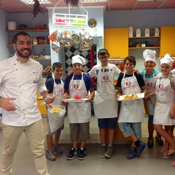 KIDS COOKING CLUB 2014-2015 &Mu;&Alpha;&Theta;&Eta;&Mu;&Alpha;&Tau;&Alpha; &Mu;&Alpha;&Gamma;&Epsilon;&Iota;&Rho;&Iota;&Kappa;&Eta;&Sigma; &Gamma;&Iota;&Alpha; &Pi;&Alpha;&Iota;&Delta;&Iota;&Alpha;