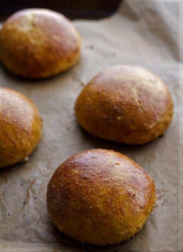 Brioche bites with pea pesto and chicken sausage