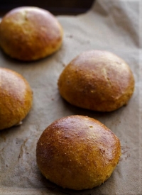 Brioche bites with pea pesto and chicken sausage