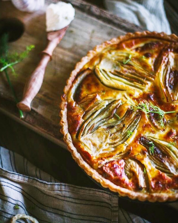 Tart with fennel, yogurt and turkey